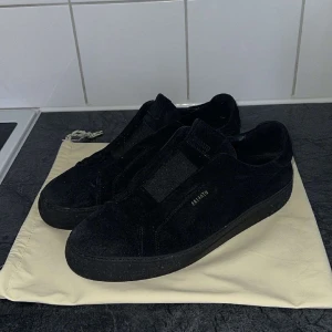 Arigato skor  - Tjena!  Säljer ett par snygga Axel Arigato skor i size 46 condition 7/10 kommer med arigato dust bag