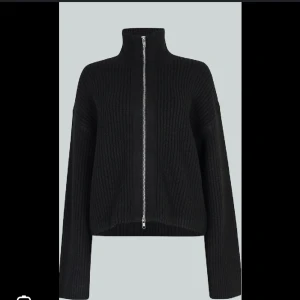 BikBok ribbstickad tröja - Superfin stickad tröja i bra skick, den är i storlek S men passar även M och mindre