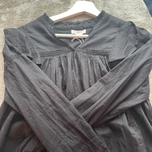 Svart blus - En svart blus från Gina köpt för ett tag sen men helt ny/oanvänd. Lappen sitter kvar. tröjan är fin, jag använder den bara inte 🙃