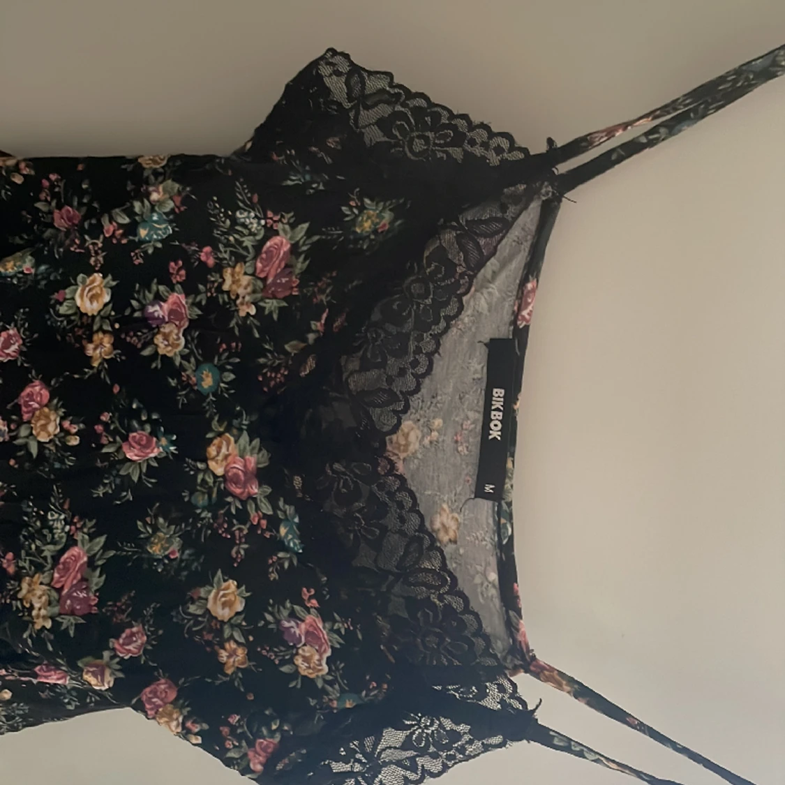 Blommigt Linne med spets  - 91