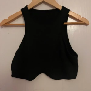 Svart topp - En svart topp, vet ej vart den kommer ifrån eller vilken storlek då lappen är bortklippt.  Men säljer den då den är för liten på mig 