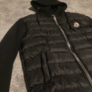 Moncler cardigan  - Tjo, säljer min cardigan helt ny bara använd några gånger. Dm för mer info.