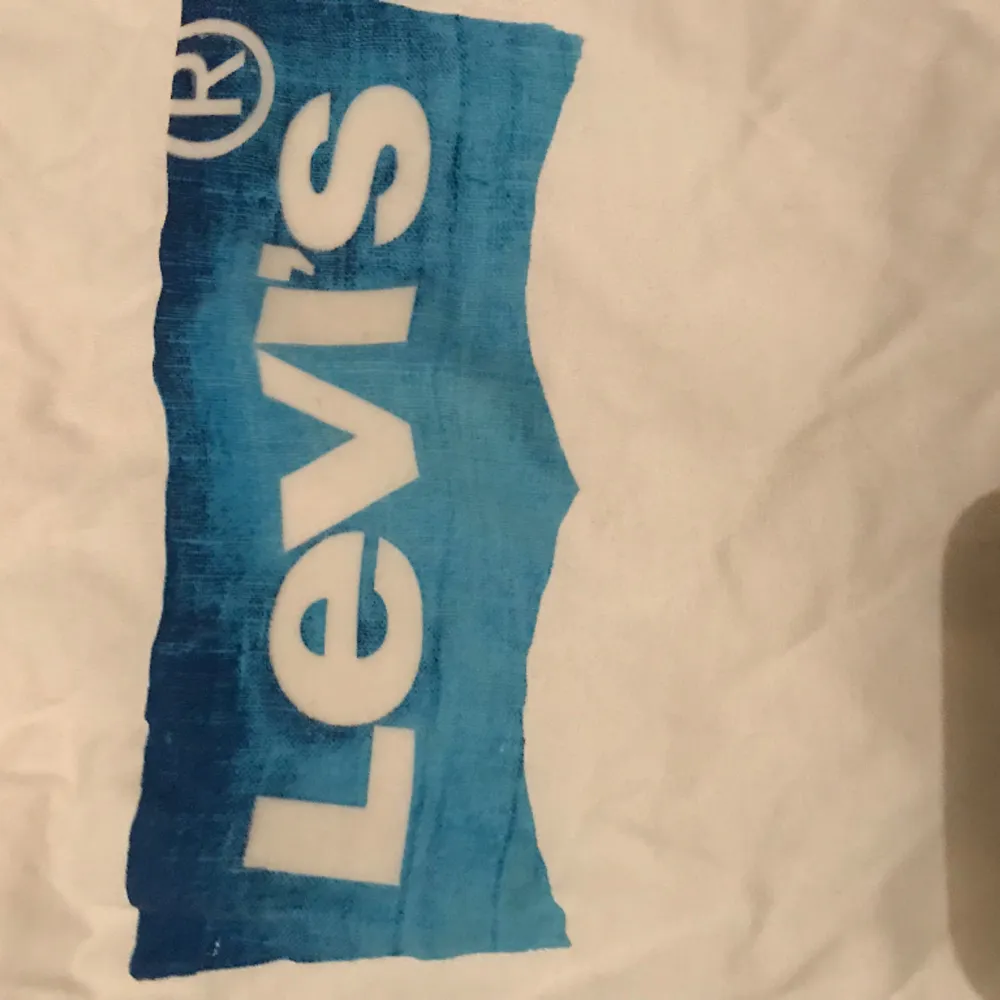 Fin Levi’s t-shirt som jag har fått men inte använt mycket. Helvit förutom trycket på bröstet💙🤍. Storlek S🫶. Tvättas såklart innan postning. T-shirts.