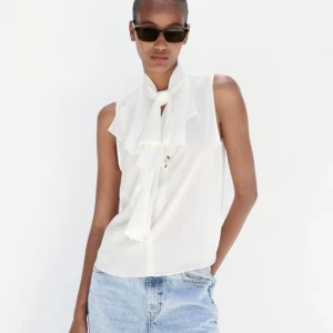 Topp med volang från zara - Topp med volang från zara, aldrig använd med lappen kvar på. Säljer då jag har flera liknande. Storlek M men skulle säga den passar mer Xs-s Skicka privat för fler bilder💗Köpt för 329