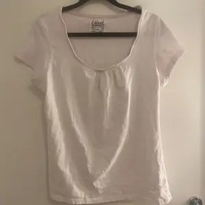 säljer denna vita (lite rosa) t-shirt från Etirel Sportswear💗ur ringad och okej skick, fråga gärna mer 