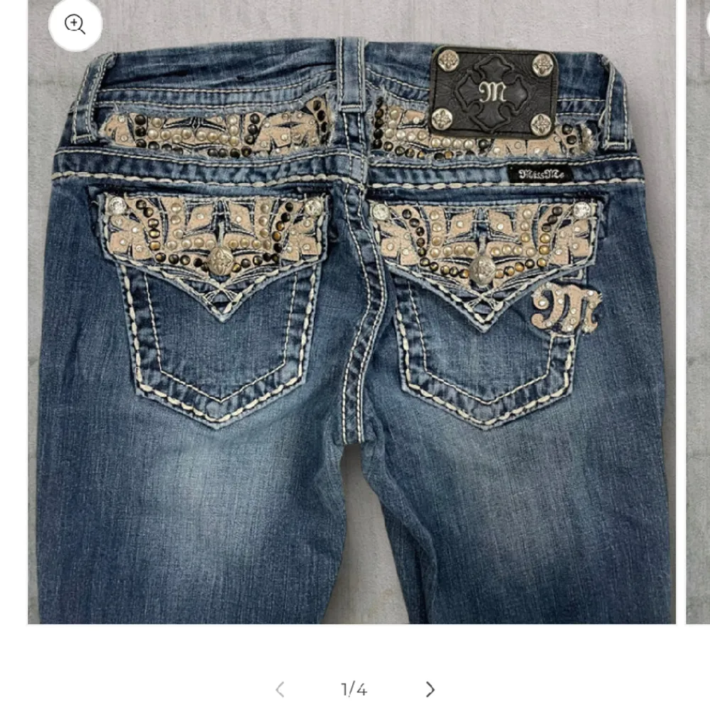 Säljer super fina miss me jeans. Köpte mina på Benim denim. Midjemått 37. Innerbenslängden är ca 76.💕Mina är bra skick förutom lite slitningar vid hälarna.💕 KÖP DIREKT FÖR 900. Annars ge prisförslag.❤️. Jeans & Byxor.