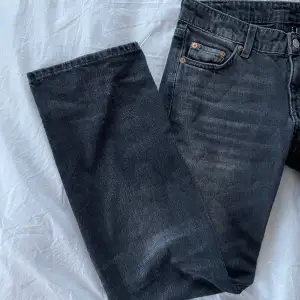 Jätte fina Weekday jeans pga att de är för små för mig. Vet inte vilken färg men de är svarta/gråa. Använd gärna köp nu🫶🏼