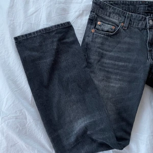 Weekday Arrow Low straight jeans - Jätte fina Weekday jeans pga att de är för små för mig. Vet inte vilken färg men de är svarta/gråa. Använd gärna köp nu🫶🏼