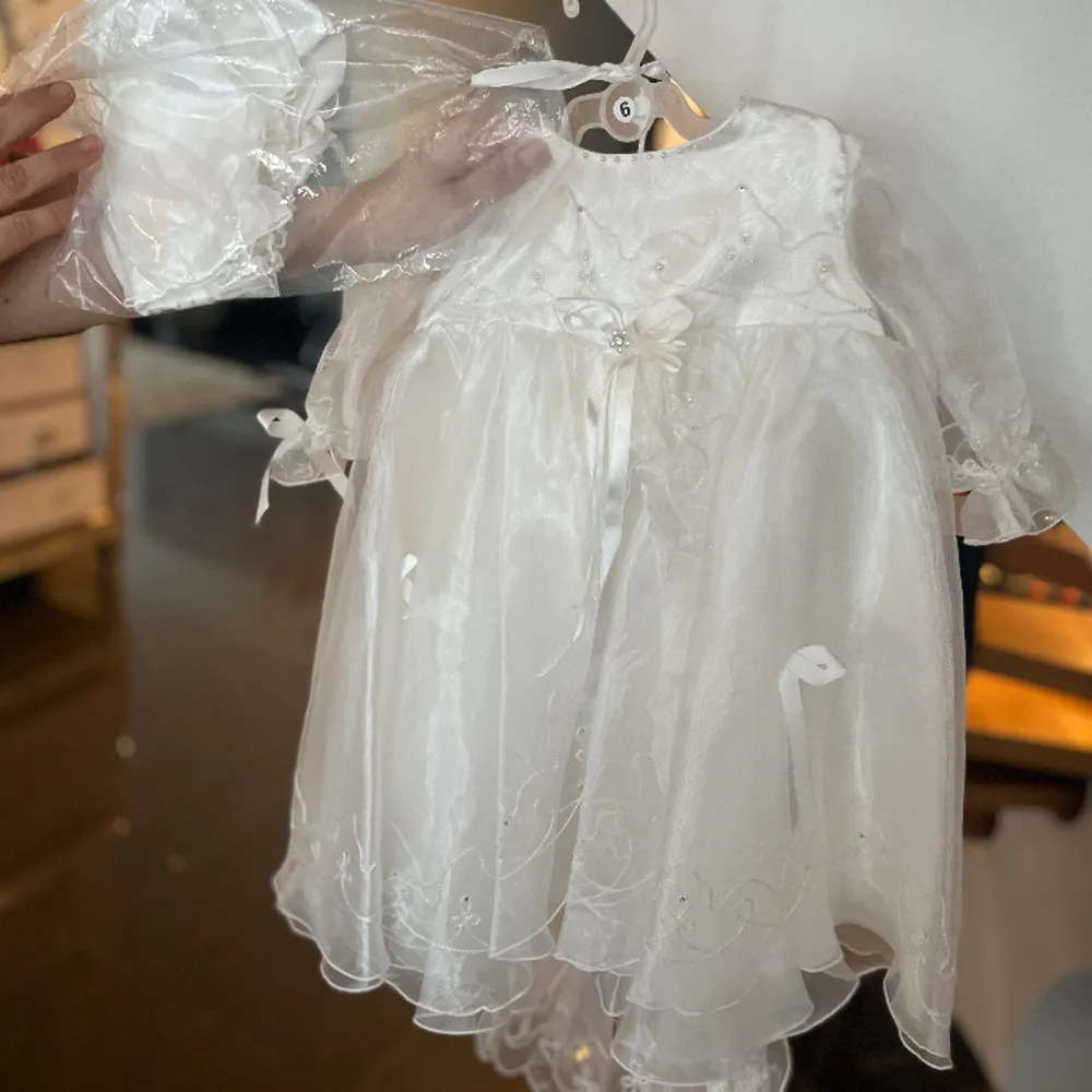 Ny dop klänning i färgen kräm vit. Finns väldig fina detaljer på klänningen, dessutom finns mössa till. . Klänningar.