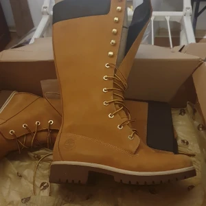 Stövlar  - Helt nya höga Timberland.  Storlek 37.5.  Senap färg. Djur och röktfritt hem.  Annonsen ligger på flera sidor. 