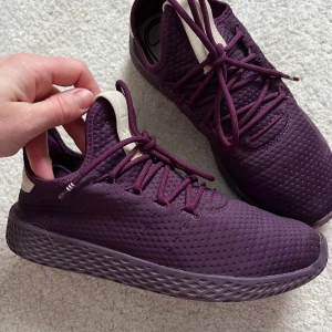 Vinröda Adidas skor 38! Nyskick  - Superfina vinröda adidas skor i stl 38! Endast använda 2-3 gånger!     Pris 200:- 