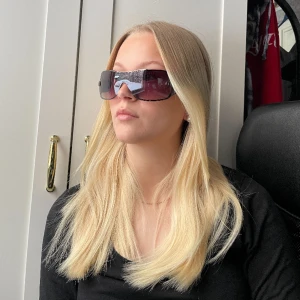 Ascoola solglasögon med strass - Återigen ett par supercoola solglasögon som min farmor ägt. Vet inte så mycket om dem mer än att fodralet tillföljer och därav blir priset dyrare. Såååå himla coola!!!🕶️ 