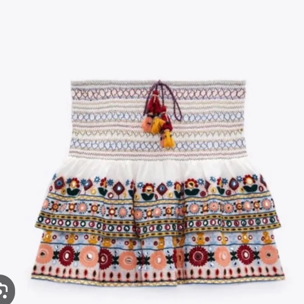 INTRESSEKOLL Slutsåld populär zara kjol i s💓 bra skick ! köpt för 400. Kjolar.