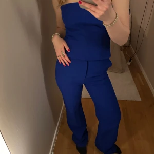 Super coolt set från Zara - Super snyggt sett ifrån zara som aldrig är använd😍 perfekt till fest!! Korsetten är i M, byxorna i XS
