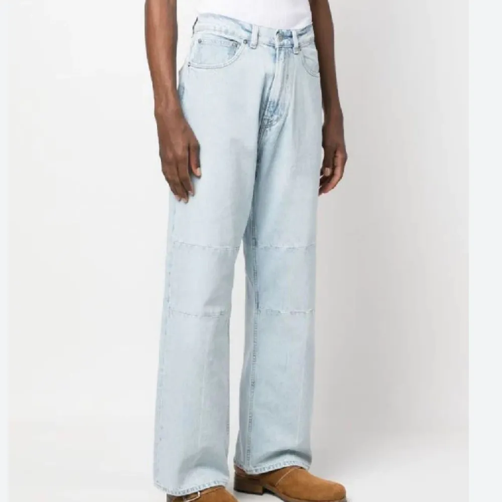 Säljer dessa ourlegacy jeans fast i den ljusblåa färgen! W27, passar mig som vanligtvis är S. Jeans & Byxor.