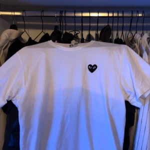 Comme Des Garcons T-shirt  - Säljer min feta t-shirt då den inte kommer till någon användning. Köptes ifrån paul & friends inne på NK så kvitto kan visas Kond: 9/10