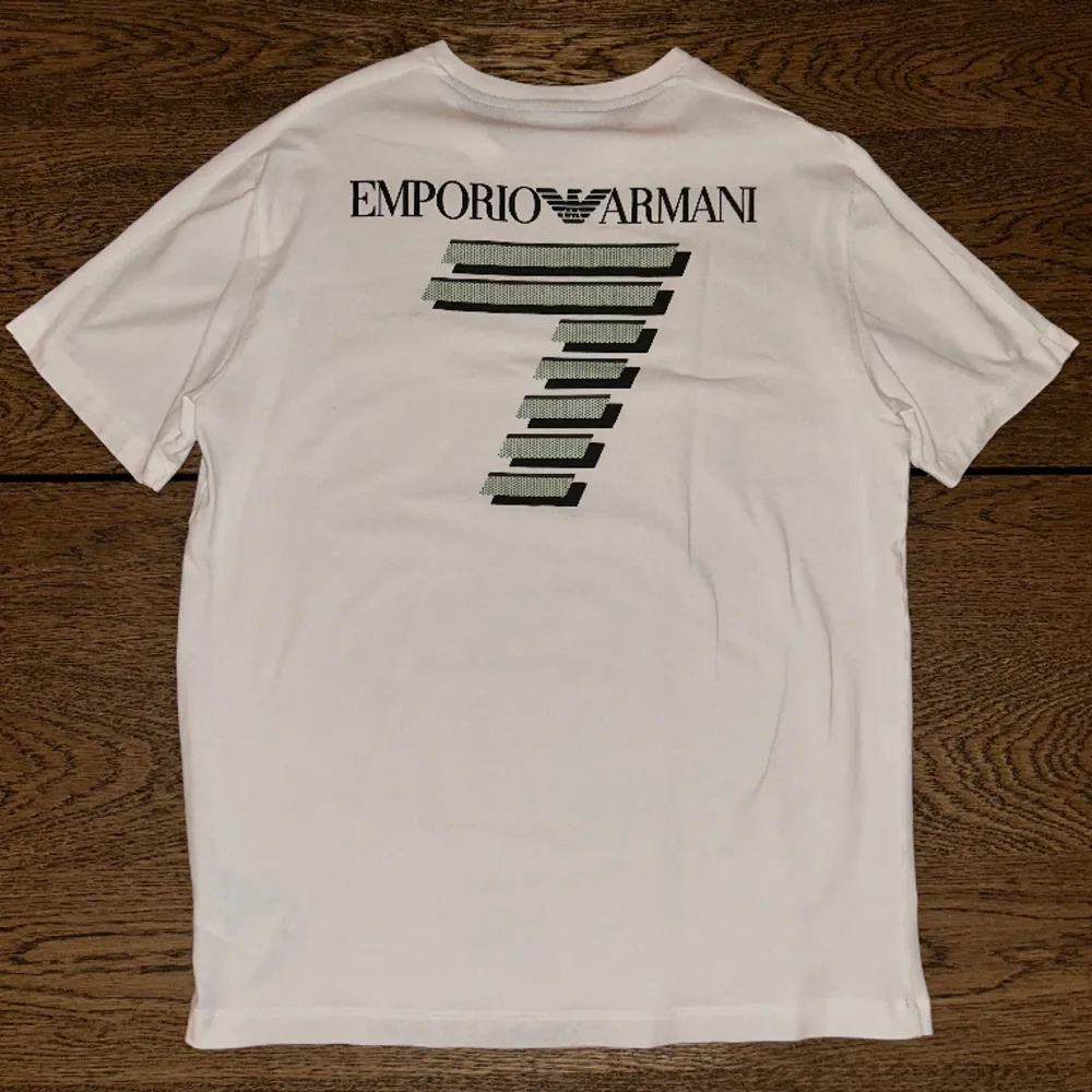 T-shirt från Emporio Armani i storlek M (ganska liten i storleken). Nypris ligger runt tusenlappen.. T-shirts.