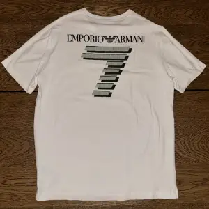 T-shirt från Emporio Armani i storlek M (ganska liten i storleken). Nypris ligger runt tusenlappen.