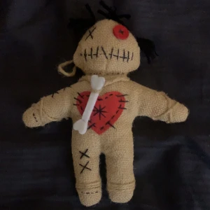 Docka - Nån docka som bara legat i mitt rum i ca 2 år nu, inte sliten alls. Halloween aktig eller för folk som gillar lebbiga saker ish