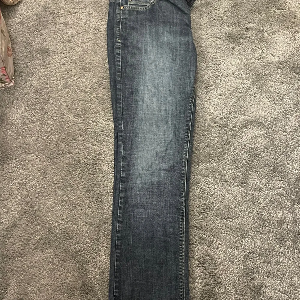 Coola jeans. Små i storleken. Midjemått 82cm.. Jeans & Byxor.