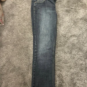 Låg midjade jeans - Coola jeans. Små i storleken. Midjemått 82cm.