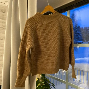 Stickad tröja - 🩷 Mörk beige tröja. Använd ett fåtal gånger. Oversized. Kontakta mig för att få mer information eller bilder på plaggen 💗