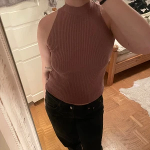 Stickat linne - Ribbstickat linne ifrån NA-KD i storlek S. Jätte skön och fin tröja som tyvärr aldrig kommit till användning, i nyskick. Aldrig använd endast testad.