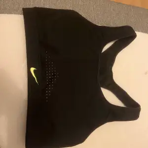 Mycket stödjande sport bh från nike. På visss går det att ta ut paddingen men här går det ej. Inget syns genom det heller.