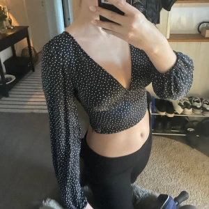 Prickig blus zara - Superfin prickig blus från zara i storlek M men passar mig som är en S🥰 använd 2 gånger så därav i nyskick! Silkesliknande material så väldigt behaglig att ha på sig. Finns en dragkedja på sidan för att lättare få på sig den💕 nypris 400kr