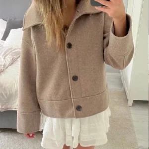 Kappahl kappa  - Kappahl kort kappa i storlek L, inte mina bilder men kom provat för egna bilder 