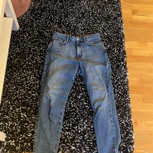 Blå jeans från Gina  - Jeans från ginatricot, inköpta för 3-4 år sedan. Använda varsamt och är i bra skick. Långrak modell 