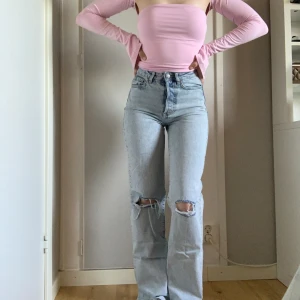 Håliga jeans - Håliga högmidjade jeans från Bikbok. Knappgylf och raka vida ben med hål på knäna. Uppsydda i benen. Midja-65,5 cm Längd- 88,5 cm Innerben- 65 cm🦋notera att dessa har tecken på användning men är fortfarande i bra skick🦋