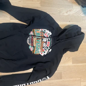 Hoodie - Säljer min gamla svarta hoodie med graphic fram och liten graphic baktill, även text på armen. Stl S