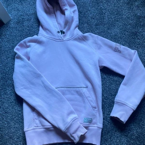 Ljusrosa hoodie - Säljer sena jätte fina ljusrosa hoodien då den inte kommer till användning. Hoodien är från peak performance i en äldre modell. Hoodien är i storlek S och i jätte fint skick💕
