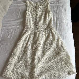 Vit spets klänning - Storlek 34, bra skick