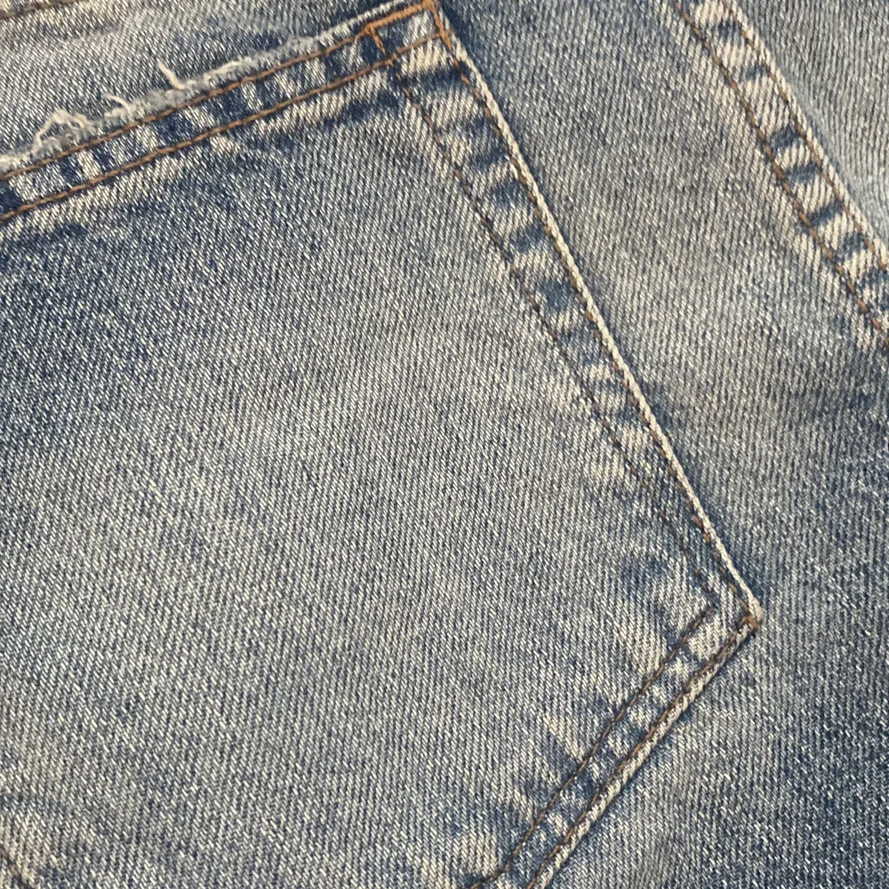 Super fin low waist jeans kjol från pull and bear och har bara andvänt 1 gång men säljer för att den inte är min stil längre❤️. Kjolar.