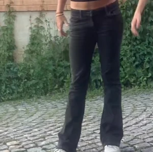 Bootcut jeans - Säljer mina mörkgråa jeans från Gina, pris kan diskuteras (dem har ett litet hål men det kan lagas)