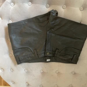 Lågmidjade shorts  -  Säljer dessa jättefina låg midja det skinn shorts! Ifrån Bikbok❣️