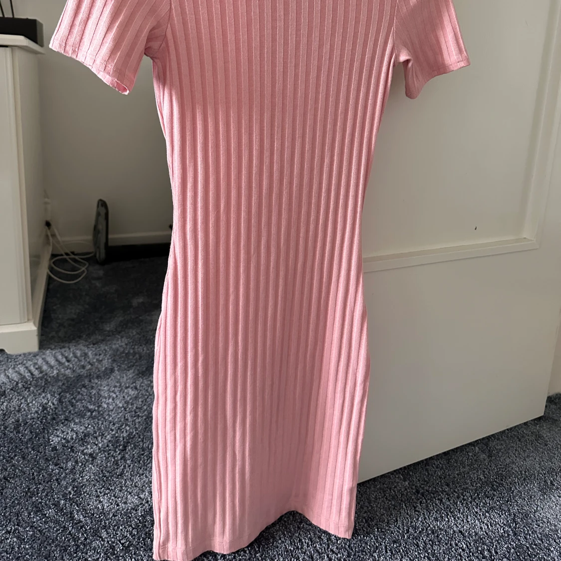 Rosa tajt klänning  - 90