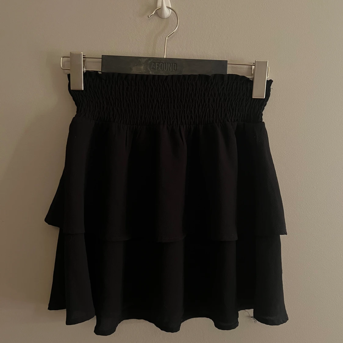 Kort kjol med volanger