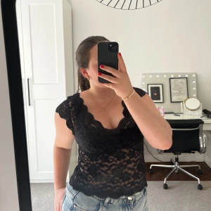 Svart spets topp - Världens finaste och sötaste spets topp från Stradivarius!!