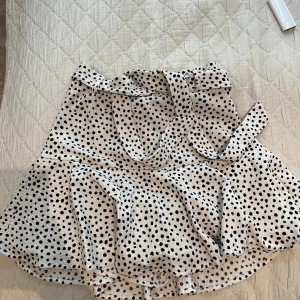 Prickig kjol  - Prickig kjol med inbyggda shorts (se bild 2). Använd fåtal gånger. Ganska stretchiga material, storlek S 💛