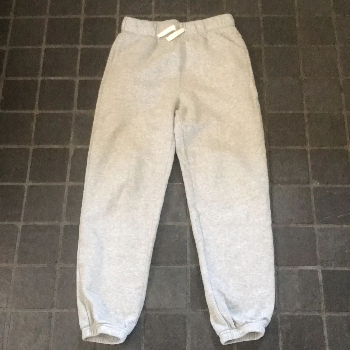 H&M gråa mjukisbyxor - 90