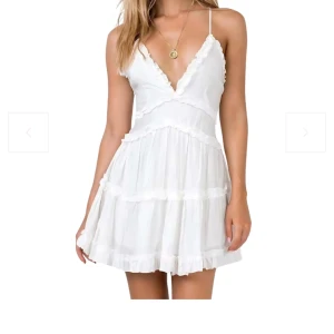 Sommar klänning  - Jättefin vit klänning som passar perfekt nu till sommaren! 🌸🌺 Helt oanvänd utan några defekter🙌  Den är i storlek S och från Design by Amor 💘  Nypris är 500kr