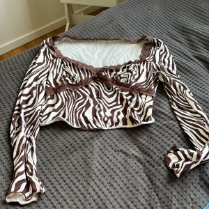 fest topp - tajt fest topp med brunt zebramönster