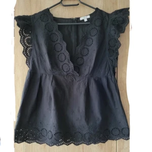 Topp med broderi - Säljer denna söta somriga toppen då den är för stor😖 såå himla fin!! I jättebra skick🥰 pris kan diskuteras☺️