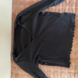 V ringad tröja - vanlig svart V ringad tröja. I jättebra skick o ser helt ny ut🤩 För mer frågor kom dm