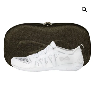 Nfinity Flyte cheerskor - Cheerskor använda knappt en säsong, väldigt bra skick, inga defekter Orginalpris ca 1000kr Passar mig som har storlek 39 i skor, men skulle säga att de passar de med 38-40