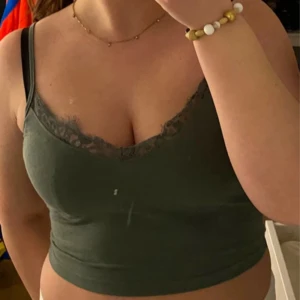 Topp - Militärgrön och svart toppar med spetsdetaljer. 💚🖤