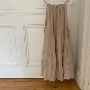 Somrig Beige klänning  - Såfin Beige klänning från Pull&Bear, mycket bra skick ❤️